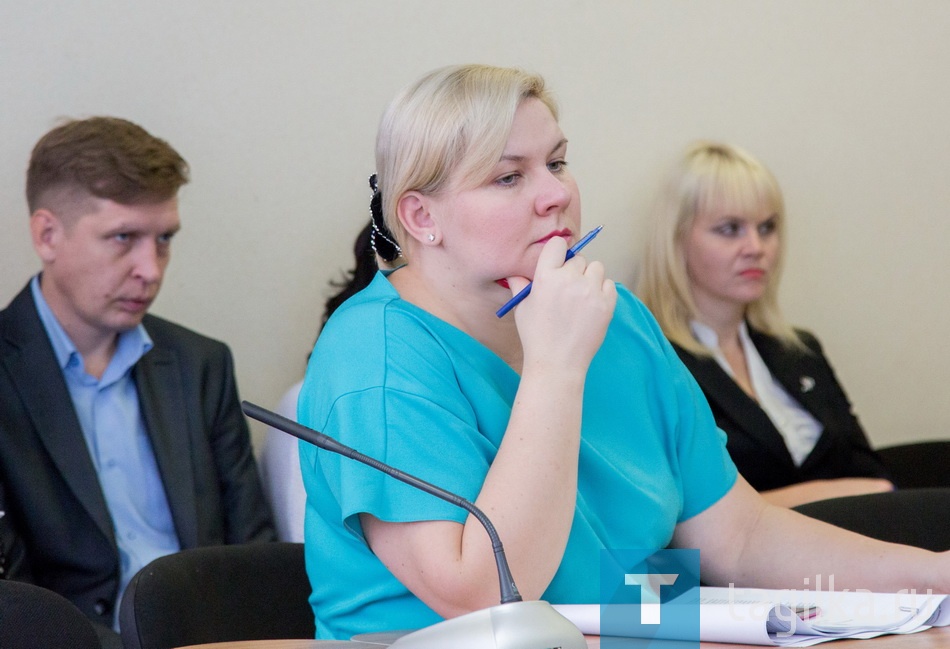 
Сегодня же в Думе был поднят вопрос о том, когда будут профинансированы «депутатские миллионы», - в рамках этого проекта ремонтировались школы и садики. Нужно расплачиваться с подрядчиками. Там, где работы еще не завершены, требуется предоплата. 
Тревогу депутатов сняла присутствующая на заседании заместитель главы города по финансово-экономической политике Евгения Черемных, заверив, что на сегодня имеющиеся от депутатов заявки профинансированы. 

Анжела Голубчикова.

Фото Николая АНТОНОВА.