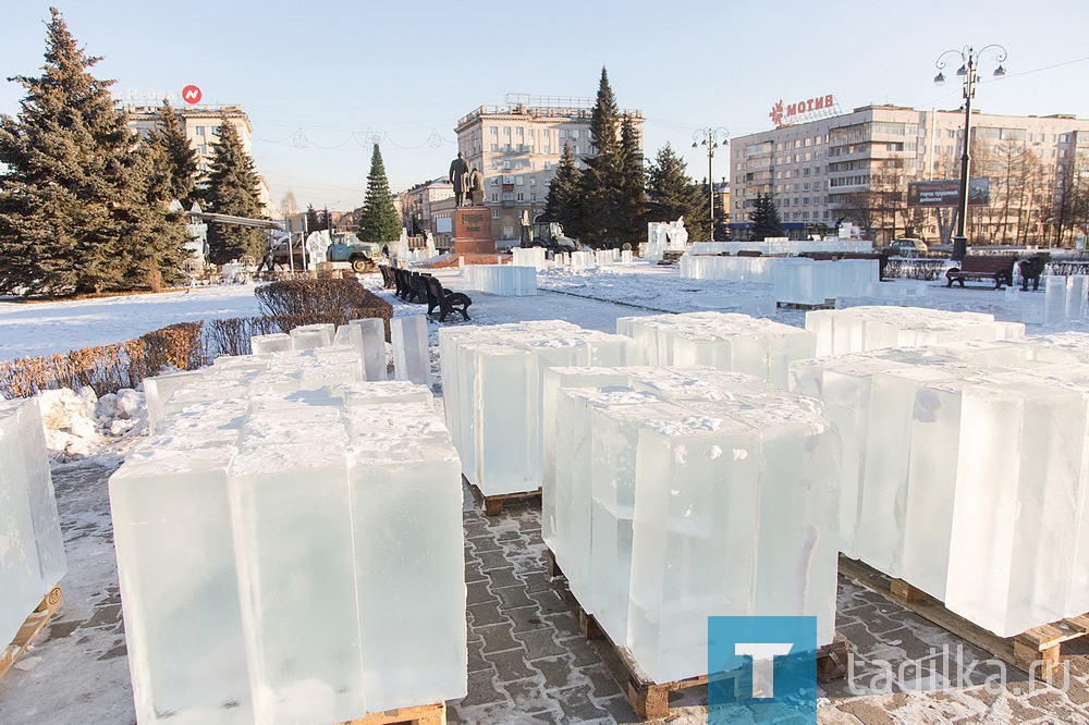 На Театральной площади началось строительство ледового городка. Композиция посвящена знаменитому произведению Александра Пушкина «Сказка о царе Салтане». В 2021 году исполняется 190 лет с даты ее написания.