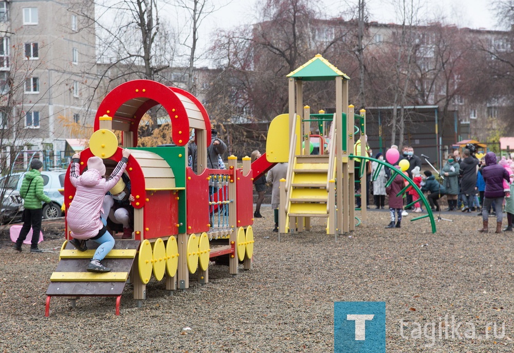 «Мы на собственном примере убедились, что формирование комфортной городской среды – это не просто название программы, а действенный механизм благоустройства. Теперь можем делиться опытом с другими жителями микрорайона, кто хочет сделать свой двор таким же красивым и удобным», - рассказала старшая по дому № 53 по улице Ермака Элеонора Аракелова.