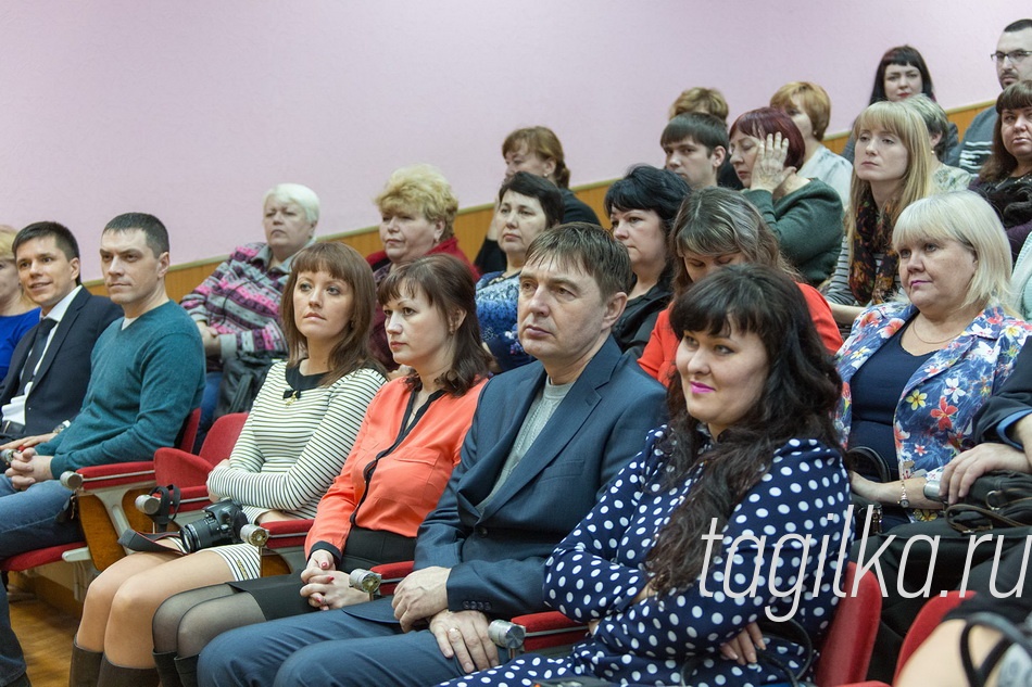 Встреча лидеров профсоюза в ОПЦ

У «свободного» микрофона в
зале общественно-полити-
ческого центра было много
желающих выступить. «Горячих»
тем достаточно, но в качестве
точки отсчета взяли две - про-
блемы летнего отдыха школь-
ников и разруха в наших меди-
цинских учреждениях.