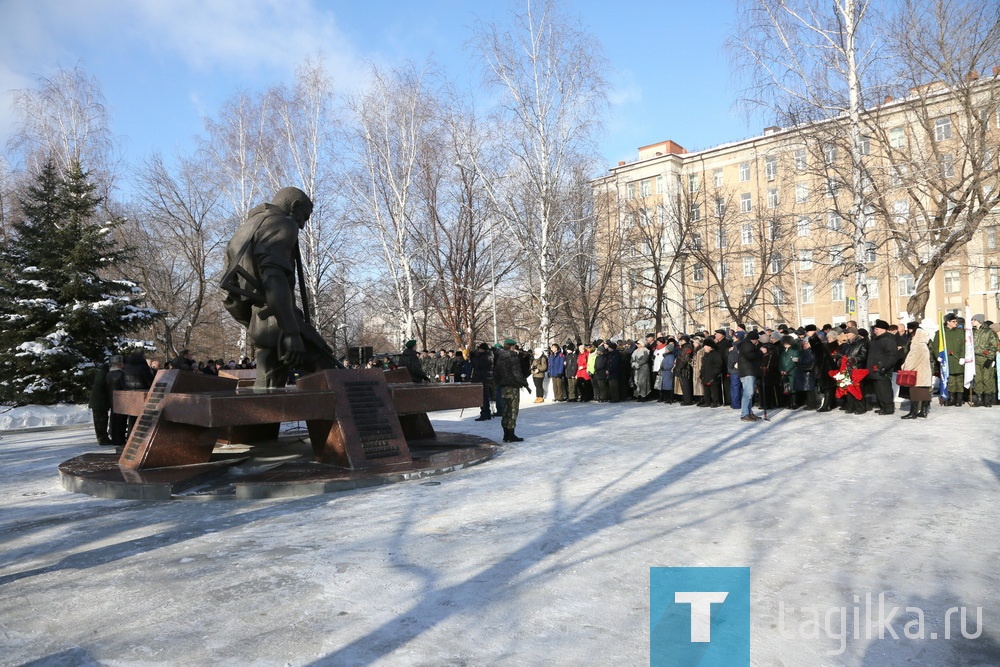 Горожане возложили цветы к памятнику погибшим в локальных войнах планеты. 

- Боевые действия в Афганистане – непростая страница в истории Советского Союза, которпая болью легла на всё население. Так получилось в моей жизни, что я находился в городе Чирчик и был свидетелем вывода колонн. Видел лица ребят, которые сидели на бронетранспортерах, рассказал глава города Владислав Пинаев. 

15 февраля 1989 года последние части советской армии покинули Афганистан. Более 15 тысяч советских солдат погибли, выполняя интернациональный долг, среди них 21 тагильчанин. Их имена увековечены на плитах у памятника. 

Антон Исаев
Фото Сергея Казанцева