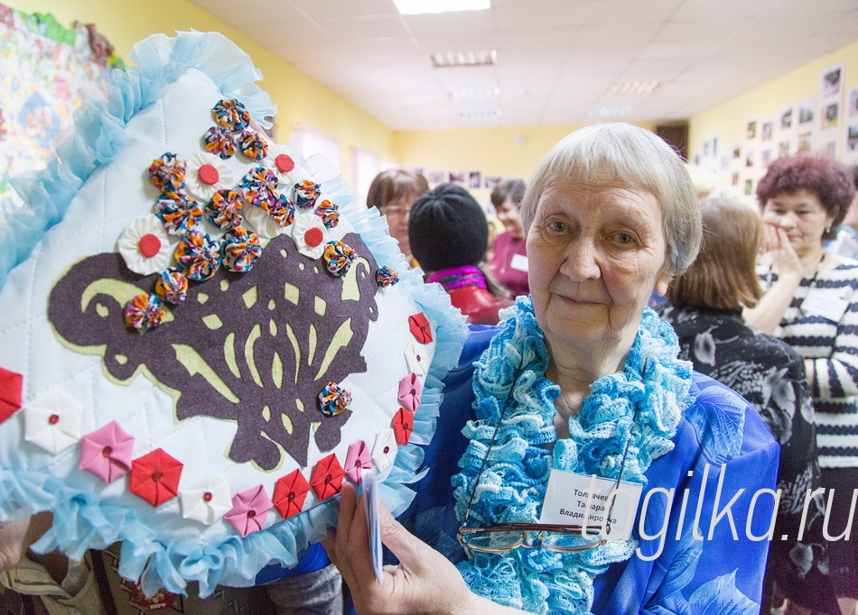 Студия «Квадрат». Выставка.

Тамара Толкачева с одной из созданных ею диванных подушек.