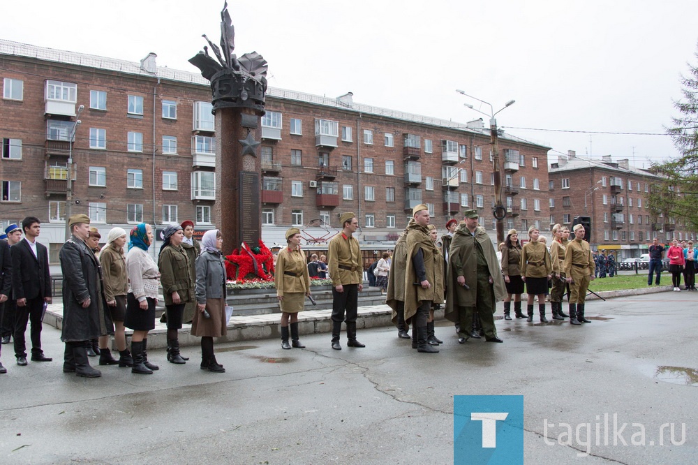 У памятника тагильчанам – Героям Советского Союза состоялся митинг

Театральную инсценировку ярких военных страниц подготовили артисты ГДДЮТ: стихи, танцы, песни, гимнастерки, плащ-палатки, солдатские пилотки.