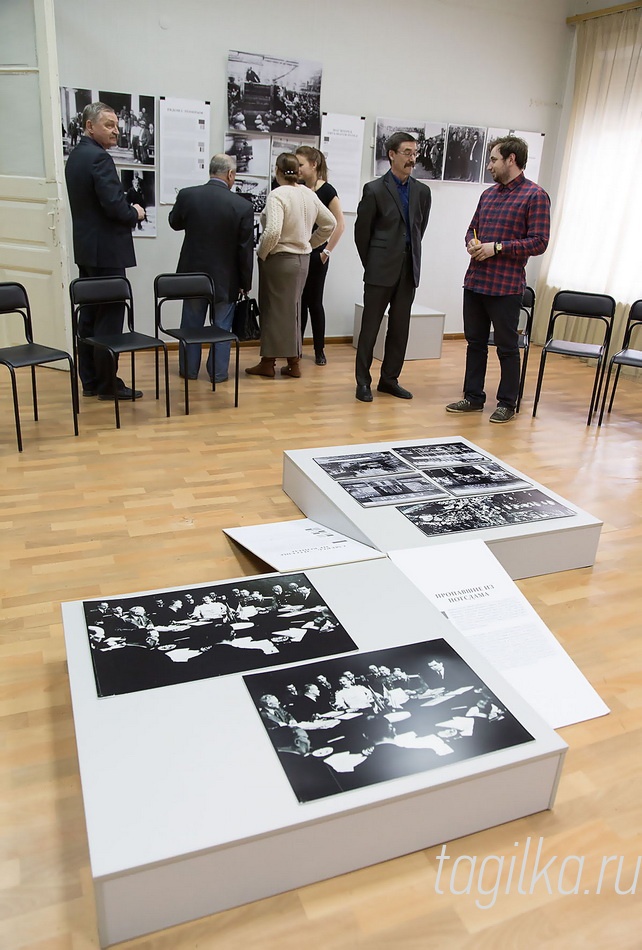 «Комиссар исчезает. Фальсификация фотографий и искусства в сталинскую эпоху».