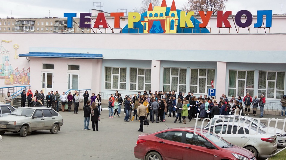 Эвакуированные посетители и работники «Александровского пассажа».