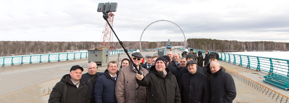 Руководители муниципальных образований Горнозаводского управленческого округа побывали на одном из пусковых объектов 2022 года – мост через Нижнетагильский пруд.