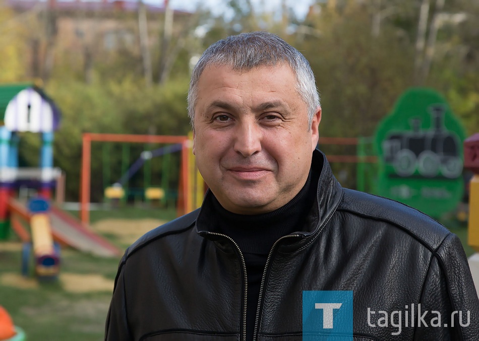 Павел Вениаминович внимателен и к большому хозяйству дома, и к
жителям. С пожилыми – забот­лив.
- Мне уже за 90, и он, конеч­ но же, не посылает за тем или иным вопросом обращаться в обслуживающую дом компа­нию «Ермак», а сам выяснит все в коммунальных службах и со­общит. Случится что-то в квар­тире с сантехникой, управляю­щий всегда поможет – пришлет
путного и не жадного на деньги мастера. Да и сам не сочтет за­зорным прийти и устранить не­поладку. Позвонить ему можно в любое время – если не может ответить сразу, обязательно пе­резвонит. Да что там, для меня он - как сын, - говорит Морозо­ва. 

Ирина ПЕТРОВА.
Фото Сергея КАЗАНЦЕВА.