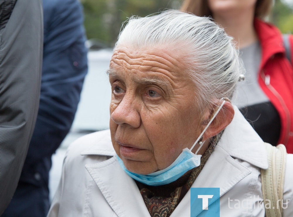 На открытии памятной доски пришла и племянница Анатолия Петровича – Лариса Ивановна Селезнева. Тагильчанке 71 год, она помнит своего знаменитого родственника, как отзывчивого и порядочного человека.

- Светла память, Анатолию Петровичу, - возлагая цветы, произнесла родственница.
