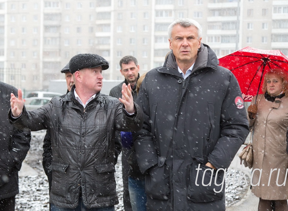 Подрядчики докладывают Сергею Носову о проведенных работах.