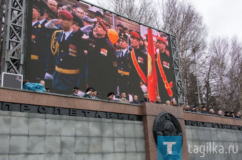 С поздравлениями с великим праздником к тагильчанам об-
ратились с трибуны первый заместитель губернатора Сверд-
ловской области Алексей Орлов и глава города Сергей Носов.
- Предприятиям и труженикам Нижнего Тагила принад-
лежит особый вклад в Победу, - сказал Алексей Орлов. – Все
заводы были выстроены в единую производственную цепоч-
ку, в которой каждый являлся важным звеном в выпуске сы-
рья, деталей. Главным вкладом тагильских металлургов ста-
ла броневая сталь, в которую был одет каждый третий совет-
ский танк военного времени. На фронтах не было такой боевой
гусеничной машины, которая не имела бы деталей из тагильской
стали. За годы войны на Урале было выпущено более 25 тысяч
знаменитых Т-34. Сформировано более 500 во-
инских соединений, в их числе знаменитый Уральский добро-
вольческий танковый корпус, в создании которого тагильчане
принимали самое активное участие и прошли боевой путь от
Курска до Берлина. 35 жителей города стали Героями Советско-
го Союза и полными кавалерами ордена Славы.
безоговорочной капитуляции фашистской Германии, - обра-
щаясь к участникам парада, сказал глава города Сергей Носов,
- но 9 Мая был, есть и будет нашим главным праздником, сим-
волом национальной гордости, в котором слились воедино ра-
дость, память и скорбь всего народа.
- 1418 долгих дней и ночей длилась эта страшная война, -
продолжил Сергей Константинович. - Ценой огромных усилий
и миллионов жизней Советский Союз выстоял под натиском во-
енной мощи оккупантов. Склоняем головы перед светлой па-
мятью героев, навечно оставшихся на полях сражений. Ря-
довые, офицеры и генералы - на фронте, металлурги и горняки,
медики и железнодорожники - в тылу. У каждого был свой рубеж.
Стояли насмерть, отдавая все силы во имя Победы. Этот под-
виг будет жить в веках. Славим бессмертное мужество! 