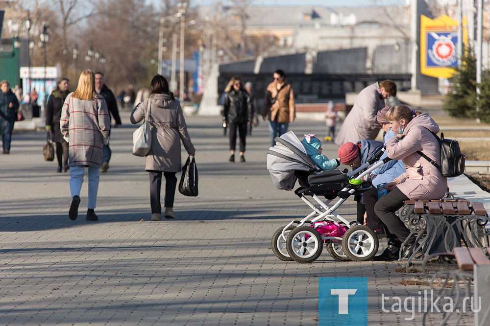 Владислав Пинаев проконтролировал качество содержания общественных территорий Дзержинского района в весенний период