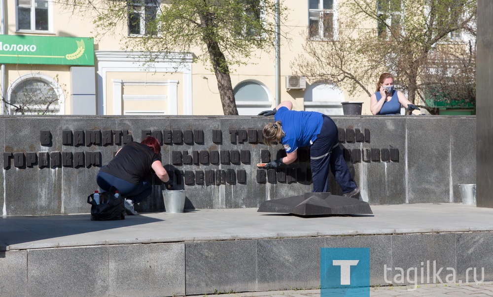 Сотрудники ВГОКа привели в порядок памятник погибшим горнякам