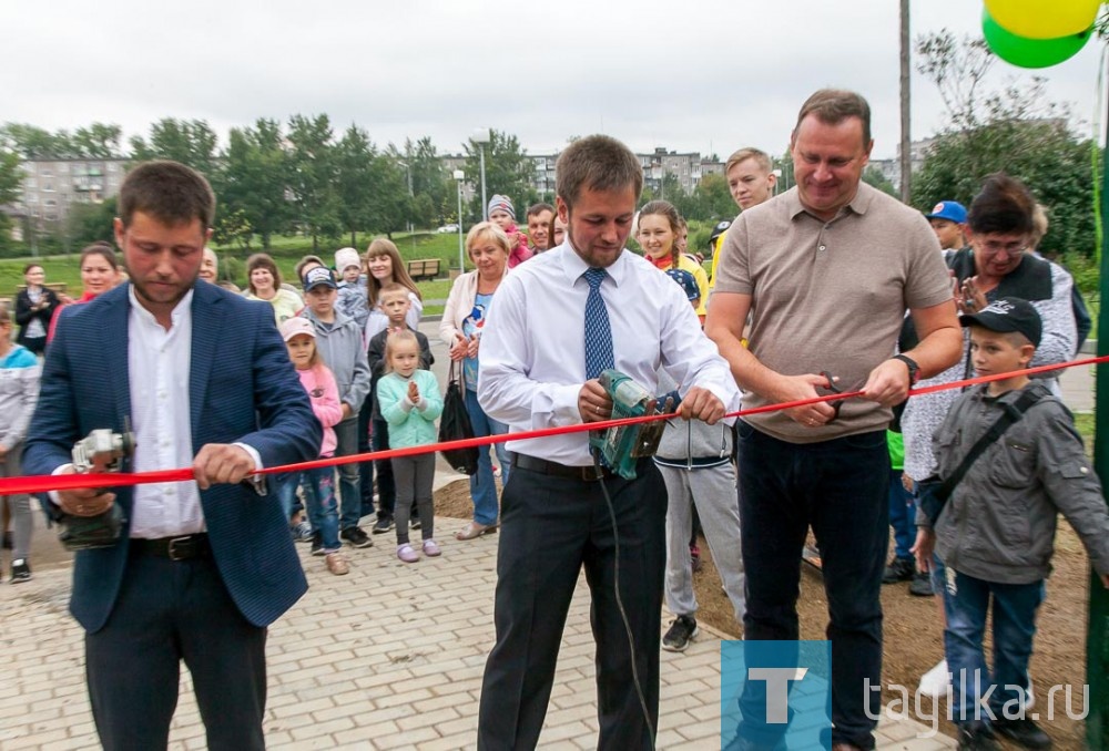 Альбом: День города - 2019. Парк Народный
Автор: Илья Колесов

Глава Нижнего Тагила принял участие в открытии веревочного аттракциона и поздравил всех присутствующих с Днем города-2019. Владислав Пинаев отметил, что новый аттракцион отлично дополнит, уже имеющуюся спортивную инфраструктуру парка, которая включает ледовый каток, детские площадки, уличные тренажёры и оборудование для воркаута. 

«Увеличить уровень доступности занятий физической культурой и спортом для детей и молодежи - одно из приоритетных направлений в работе по подготовке к 300-летию Нижнего Тагила. Возможность тренироваться, заниматься любимыми видами спорта, развивать ловкость и выносливость, силу и быстроту реакции должна быть у каждого», - сказал мэр. 