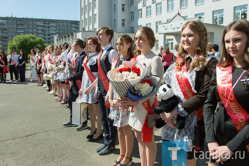 В школах Нижнего Тагила прозвенели последние звонки