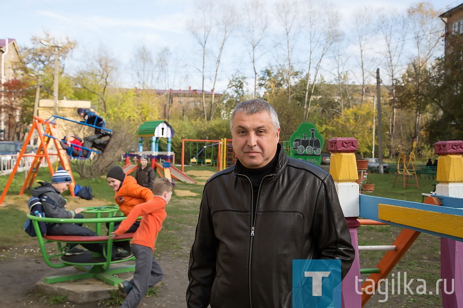Павел Карлин: «Тротуары и парковки, детская площадка и система видеонаблюдения – все это ТСЖ «Ленина, 71» выполнило за счет средств жителей и арендной платы юрлиц».
