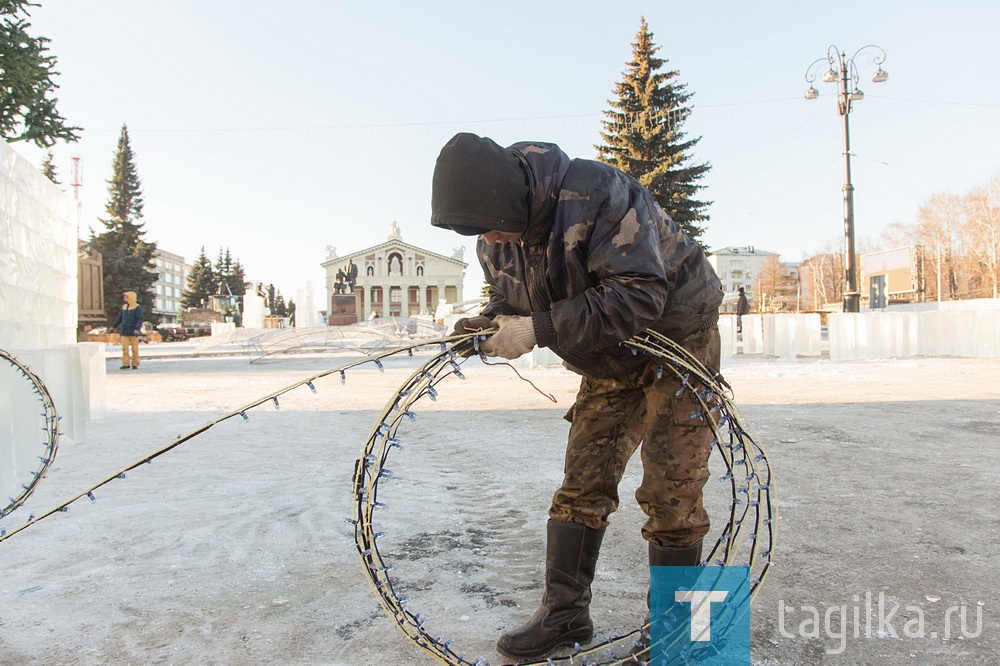 На Театральной площади идет строительство ледового городка