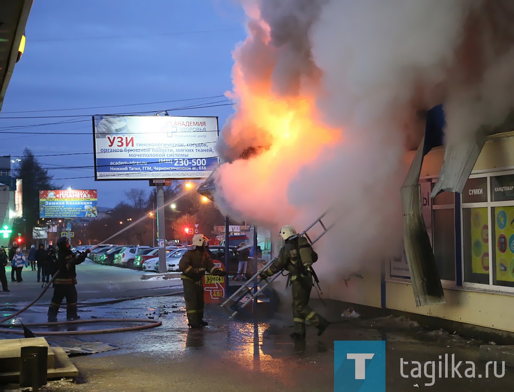 Пятница, 13-е. В Нижнем Тагиле около вокзала горит павильон