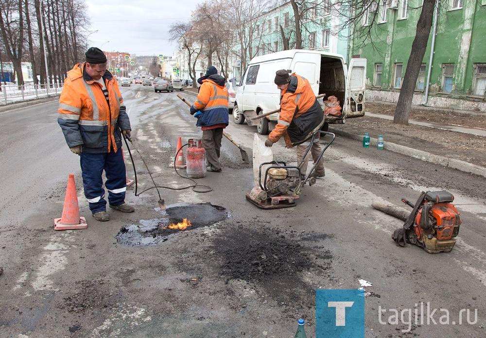 В начале недели дорожники трудились на улице Карла Маркса.

По словам рабочих, не ожидали, что будет такой большой объем.

Пришлось надолго задержаться на участке от Красноармейской до Первомайской.

Дорожное полотно сильно разрушено, особенно в районе перекрестка.

Да и у здания полиции немало ям, глубина некоторых – до 15 см.

Ямочные ремонты будут продолжаться до тех пор, пока погода не позволит укладывать горячий асфальт.

Проводить карточный ремонт сейчас нецелесообразно, поскольку много усилий и средств надо тратить на прогрев большой площади основания дороги.

В прошлом году весна была ранней, Тагилдорстрой запустил асфальтовый завод в конце марта.

Сейчас ситуация иная: снег еще не растаял полностью, а по ночам стабильный минус.

Татьяна Шарыгина
Фото Сергея Казанцева