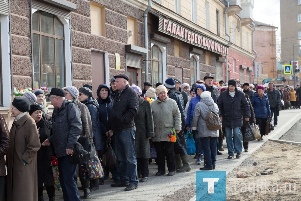 На остановке выстроилась огромная очередь, в основном, из людей преклонного возраста. Рядом продавали искусственные цветы. Торговля шла бойко, поскольку цены были вполне демократичными – от 20 до 250 рублей.