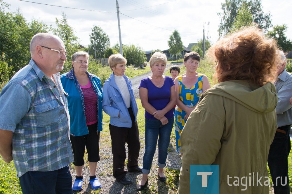 За десять лет в тагильских ТОСах случались разные конфликты, но чтоб люди бунтовали против строительства детской площадки! Слыханное ли дело: работы на объекте вели под охраной участкового, а тот, увидев, сколько собирается недовольного народа, вызвал подкрепление. Одного особо рьяного «мятежника» задержали. И ведь это был не первый эксцесс с привлечением полиции - заявления на соседей от председателя ТОСа поступали и раньше. 

По поводу спортплощадки жители еще в июне отнесли письмо в районную администрацию. Тревожила судьба родника, рядом с которым начались земляные работы. Беспокоил и сам факт внезапных преобразований - пусть и на муниципальной земле, но все же рядом с их жильем! 