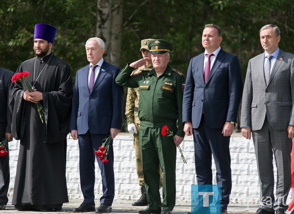 78 лет назад началась Великая Отечественная война.   1418 дней продолжался боевой и трудовой подвиг советского народа.   В День памяти и скорби на мемориале центрального кладбища Нижнего Тагила  собрались представители разных поколений: ветераны, работник