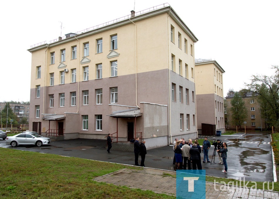 Снять с повестки дня эти волнующие вопросы пообещали представители ООО «Специализированное ремонтно-строительное управление».


- Проблема не глобальная, исправим, - уверен заместитель директора этой организации Игорь Баранчиков. – Вода протекает из-за особой конфигурации кровли, которая рассчитана на определенные погодные условия. Сильные дожди для нее настоящее испытание. Варианты исправить положение есть.

Анжела Голубчикова
Фото Николая Антонова