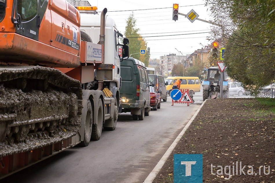 Сегодня городская комиссия приняла в эксплуатацию дорогу на улице Кузнецкого. Это первый из 18 отремонтированных в Нижнем Тагиле объектов. Остальные должны быть сданы не позже 15 октября, в день традиционного завершения на Урале всех дорожных работ.
