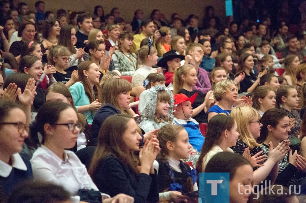 По приглашению Главы города - для детей, достигших высоких результатов  в учебе, спорте, творчестве - Новогоднее представление.