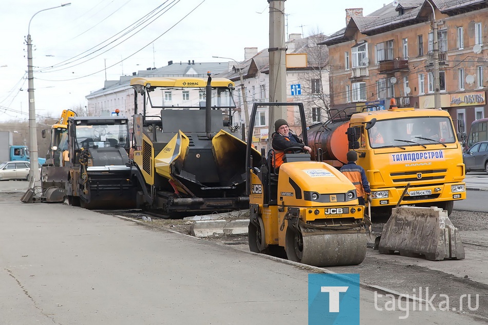 К работе приступили в кон-
це прошлой недели: по-
года благоприятствует,
даже ночью температура воз-
духа близка к нулю, заморозков
и осадков нет. Особое внимание
уделяется дорогам, по которым
проходит маршрут эстафеты на
призы газеты «Тагильский рабо-
чий». 