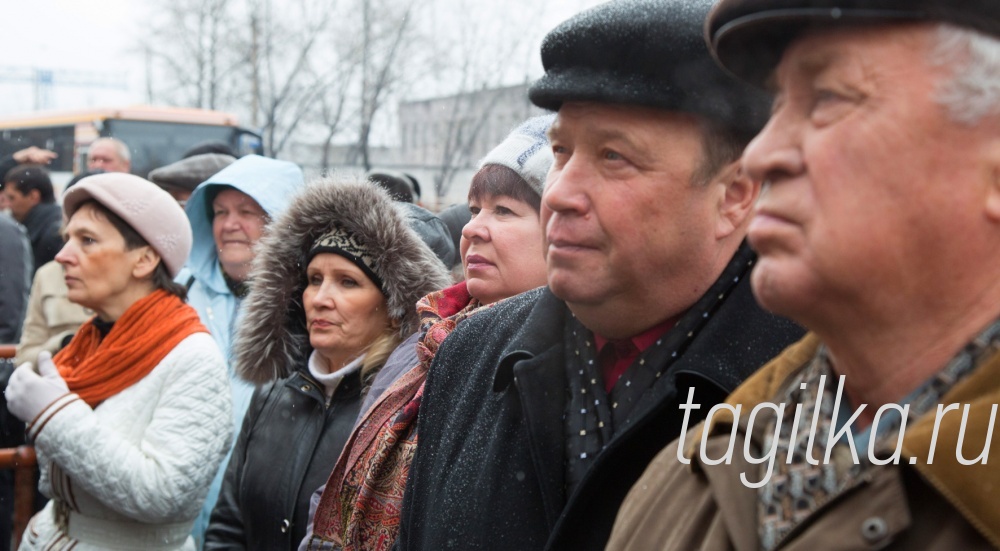 Открытие мемориальных досок на Комсомольской проходной НТМК

На митинг пришли металлурги разных поколений. Ветераны вспоминали, как в 1967 году на НТМК началось возведение
крупнейшей в Европе домны.
На стройке работала молодежь со всей страны. 