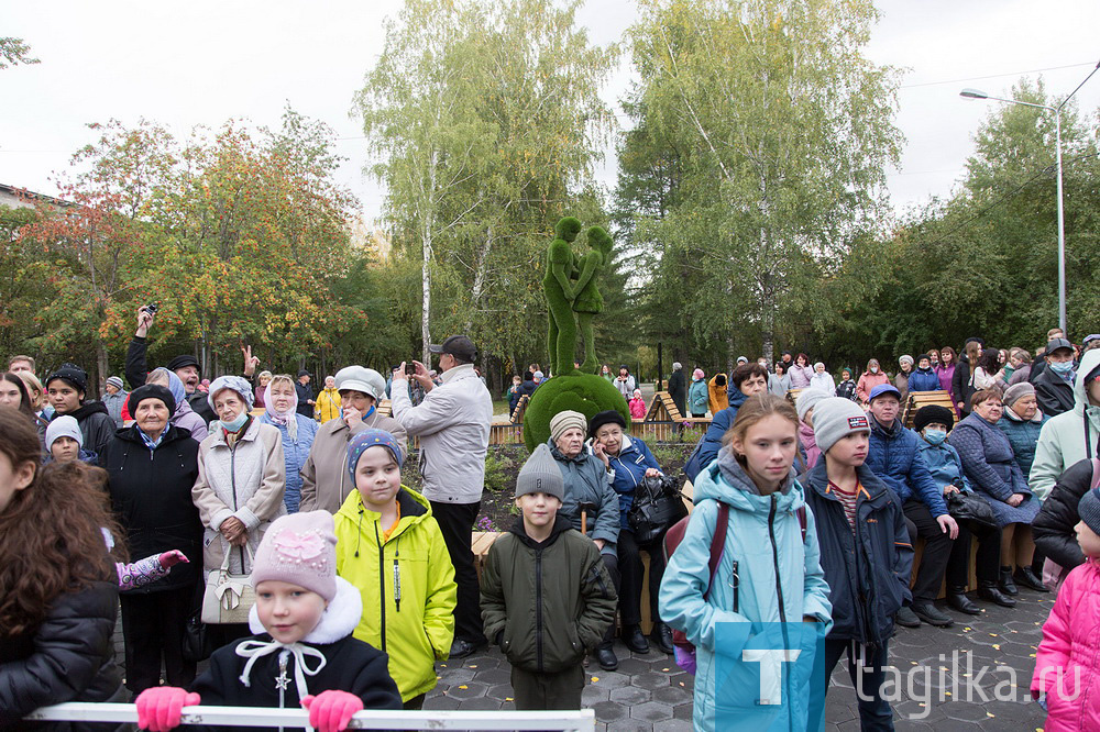 В Нижнем Тагиле открыта после реконструкции парковая зона между улицами Фрунзе и Красноармейская, сообщает пресс-служба мэрии. В торжественном мероприятии приняли участие министр энергетики и ЖКХ Свердловской области Николай Смирнов, мэр города Владислав Пинаев и жители микрорайона.

Комплексное благоустройство общественной территории за ДК «Юбилейный» проводилось по инициативе тагильчан, активно голосовавших за обустройство давно пришедшего в упадок сквера. В 2020 году проект был включен в нацпроект «Жилье и городская среда». Во время ремонта разрушенный асфальт дорожек заменили на красивую тротуарную плитку, вдоль прогулочных маршрутов установили парковые качели, полностью реконструировали систему наружного освещения. В рекреационной зоне обустроили спортивную площадку, смонтировали детские игровые комплексы с всесезонной горкой, качелями, балансирами и песочницей.