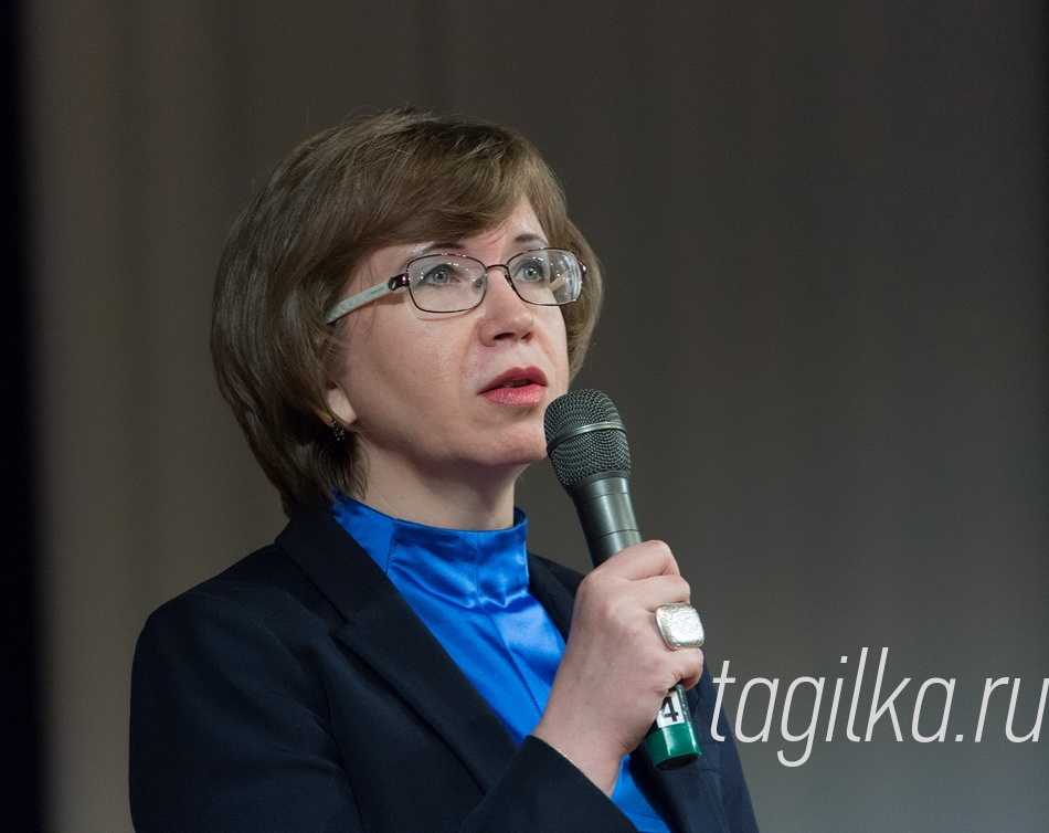«Городское сообщество: вектор развития».

К участникам и гостям обратилась председатель Совета некоммерческих организаций Нижнего Тагила Татьяна Камешкова. «Всегда интересно и полезно обменяться опытом, ведь, решая вроде бы одинаковые задачи, НКО используют разные стратегии. У тагильчан есть свои ноу-хау. К примеру, один из проектов Дмитрия Винокурова, директора Центра семейной терапии и консультирования, оказался настолько действенным, что в ближайшее время он будет представлен для рассмотрения в Общественной палате Свердловской области», - сказала Татьяна Камешкова.