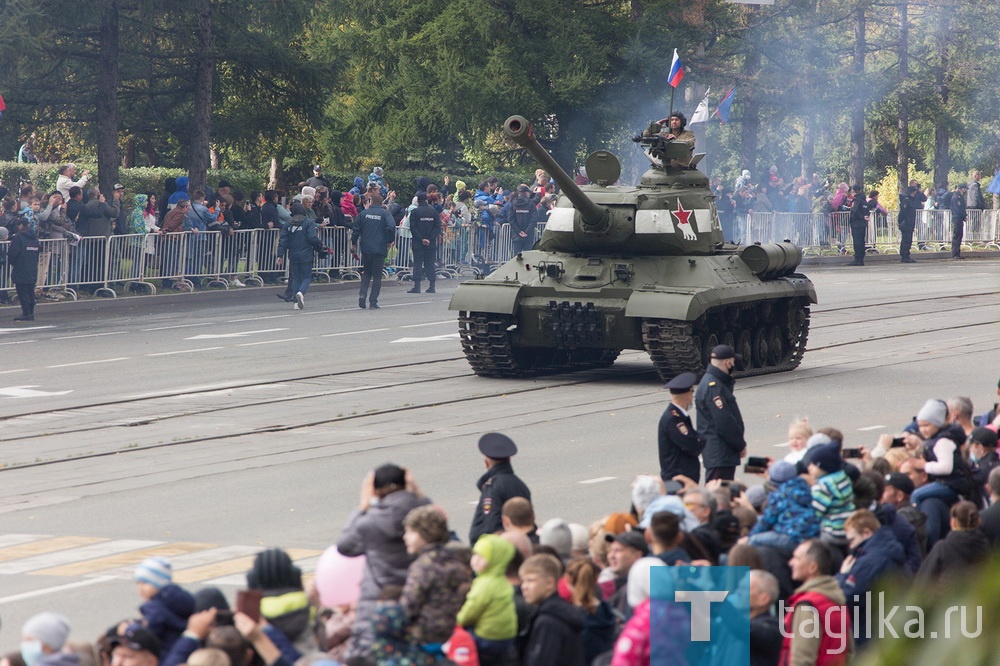 Шествием военной техники отметили тагильчане 100-летие отечественного танкпрома и 75-годовщину Победы в Великой Отечественной войне