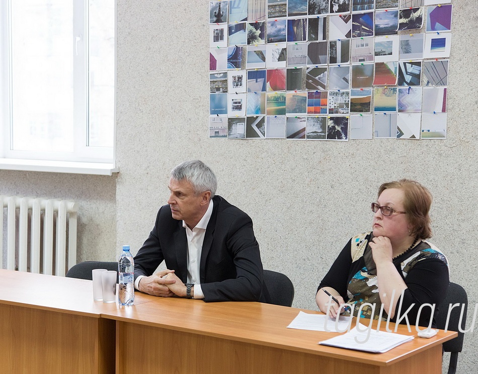 Глава города Сергей Носов и председатель городского комитета профсоюзной организации работников культуры Ирина Лобанова. 

- Пессимистом я никогда не был. Я реалист, - подчеркнул
Сергей Носов. 