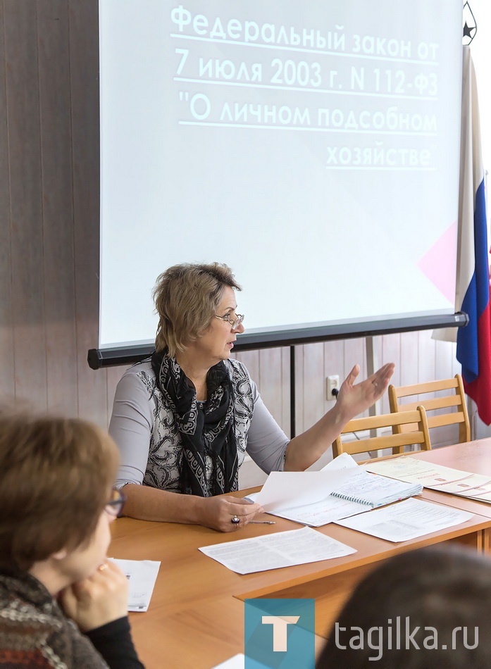 Главной целью конкурса, который прошел в первый раз, стала актуализация проблем ведения личных подсобных хозяйств, сообщила начальник территориального управления городской администрации Лидия Панникова:
- Идея конкурса у меня появилась, когда в прошлом году разразился скандал с дорогой в Серебрянку. Некоторые интернет-СМИ писали, что село голодает – в магазин не завезли кур, нет молока. Откуда их должны завезти? На УВЗ у нас молочное производство, а на НТМК разводят кур? Раньше эта продукция, наоборот, всегда направлялась из села в город. А теперь сельские жители даже картофель не всегда сажают, не говоря уж о содержании домашнего скота.
