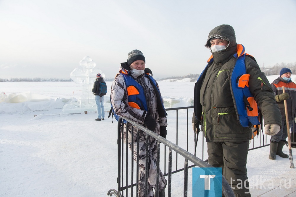 По словам дежуривших у купели водолазов спасательной станции Александра Витюнина и Евгения Ступина, с утра температура воздуха была минус 30 градусов, затем стало чуть теплее – минус 23.

Температура воды всегда одинаковая – плюс два.