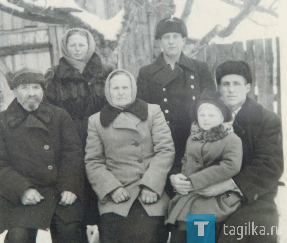 Александра Федина в нашем городе знают многие. Он - участник боев
Первого Белорусского фронта. В свои 92 года продолжает активную общественную деятельность, принимает участие в патриотических мероприятиях. Последние шесть лет Александр Васильевич открывает Парады Победы в Нижнем Тагиле, и наступивший 2019-й год не должен стать исключением.