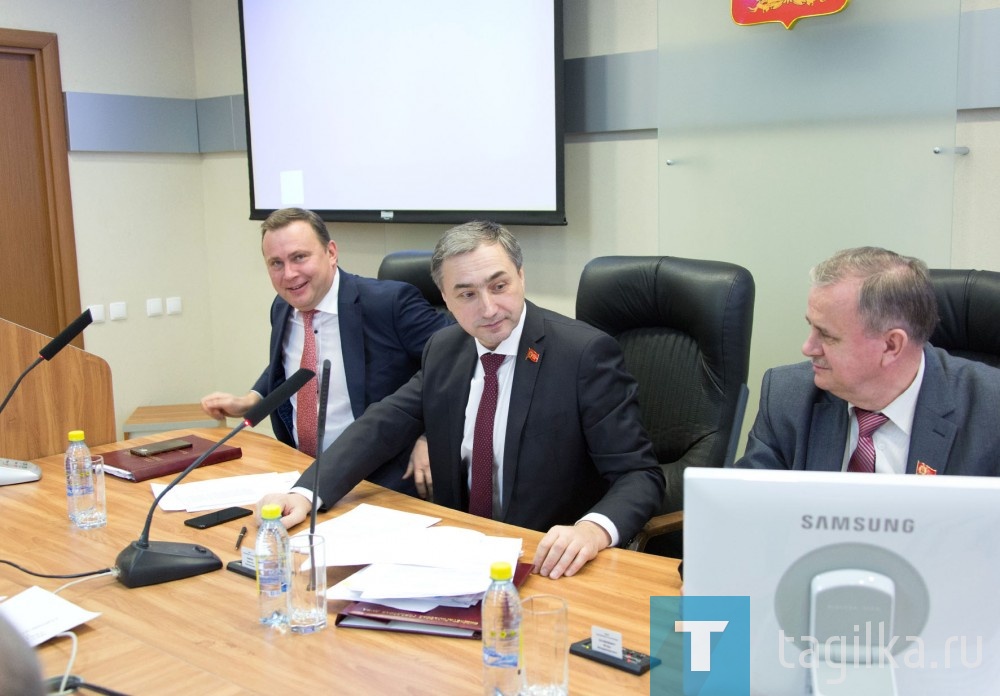 Давно не звучало таких эпитетов в адрес главного финансового документа Нижнего Тагила. Уже стало привычкой воспринимать местную казну лишь в качестве аккумулятора средств на выплату зарплаты бюджетникам и латание коммунальных дыр. 

Бюджет-2018 – совсем иной, еще не мечта, но уже надежда на лучшее.