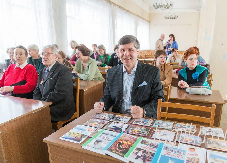 Владимир Ивашкин. Презентация книг.

Участник городских и об-
ластных конкурсов бардов-
ской песни, автор десятка
поэтических сборников и не-
скольких музыкальных альбо-
мов, он представил вниманию
публики свои новые книги.