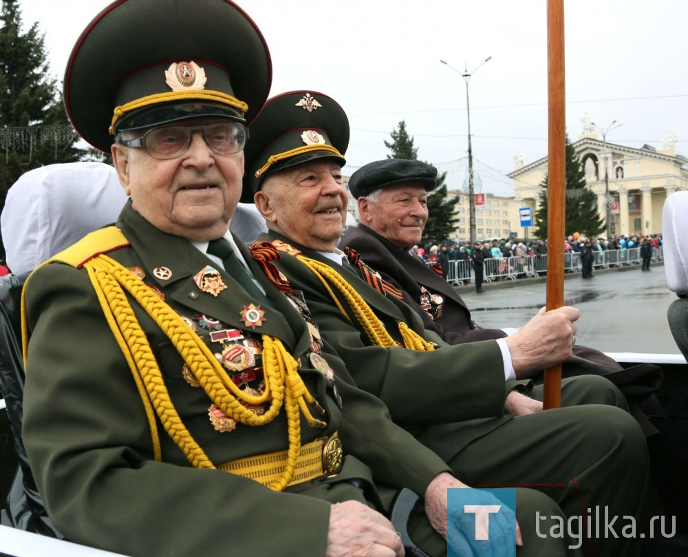 Ветераны Великой Отечественной войны (слева направо):
Александр Васильевич Федин, Николай Петрович Анисимов
и Василий Дорофеевич Михайлов.