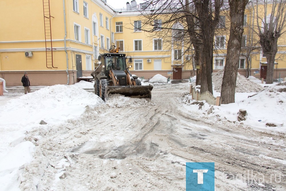 Второй день на Урале настоящая весна. Столбик термометра уверенно преодолевает нулевую отметку и рвется вверх. Журчат ручьи, звенит капель. Природе помогают коммунальщики: подрядчики вывозят снег с дорог, из парков и скверов, сотрудники управляющих компаний расчищают дворы.