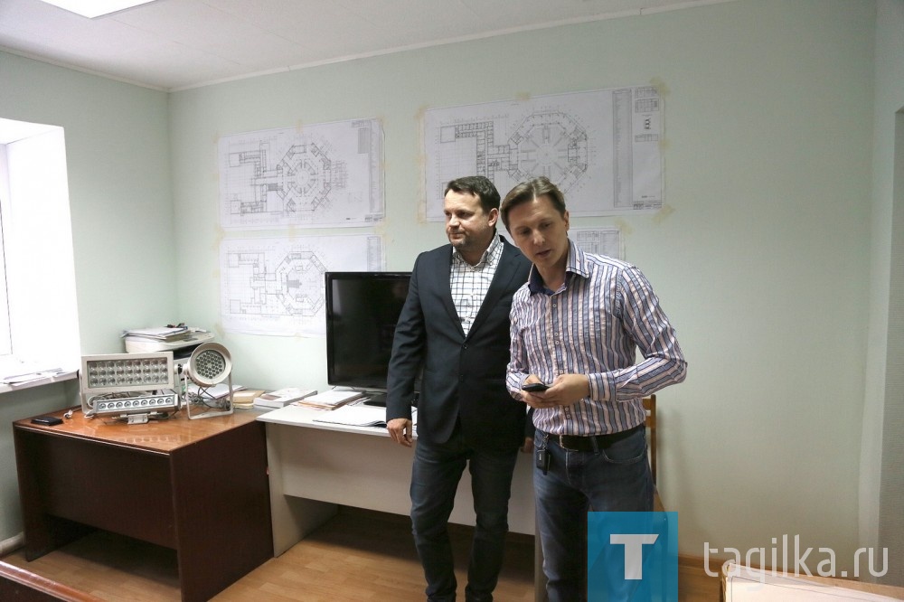 Тагильский цирк получит уникальную светомузыкальную подсветку.

Одну из таких фантастических идей журналистам презентовали сегодня. Речь шла об уникальном проекте наружной светомузыкальной подсветки здания цирка и внутреннем дизайне. Авторами идеи стали директор цирка Руслан Марчевский, одна из его профессий режиссер-постановщик, и его друг, светодизайнер Пламен Ганчев. Он уже реализовал несколько проектов в Свердловской области и в Нижнем Тагиле. 