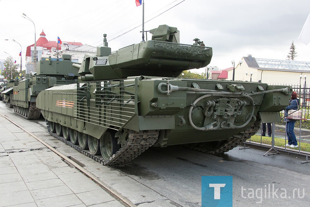 Все готово к началу прохождения военной техники по главной улице города