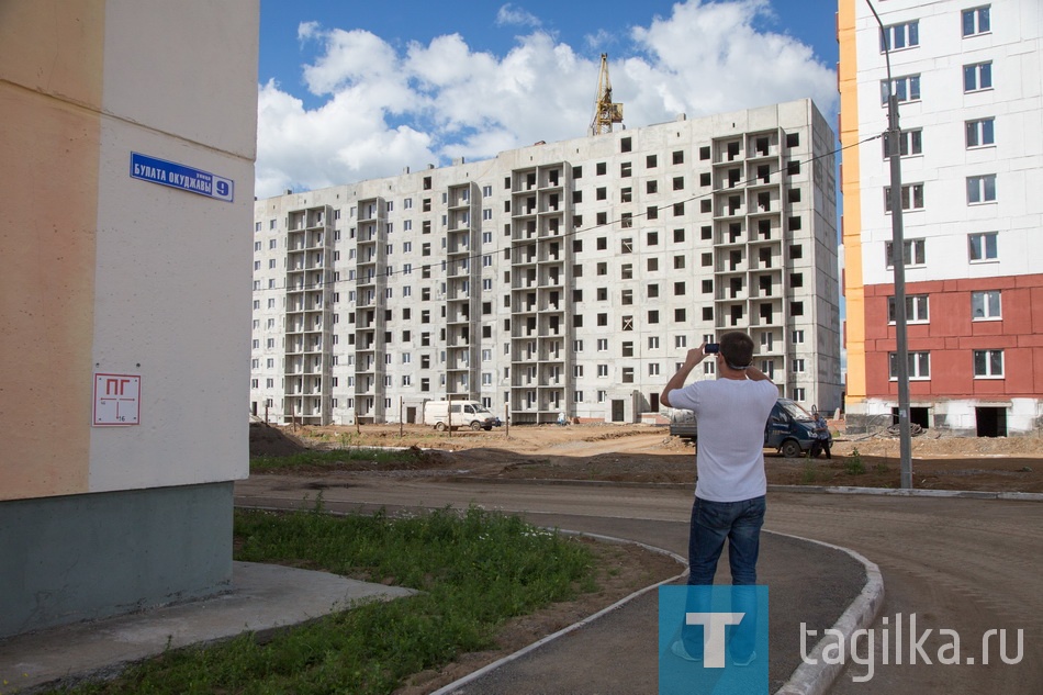 Выездное совещание. Микрорайон "Муринские пруды"

 Строительные работы здесь заканчиваются, начинается благоустройство. На улице Удовенко и на повороте на Булата Окуджавы, где пока уложены плиты, через месяц будет асфальт, - заверил глава города. – Движение по новому микрорайону будет обеспечено в нормальном режиме. 
