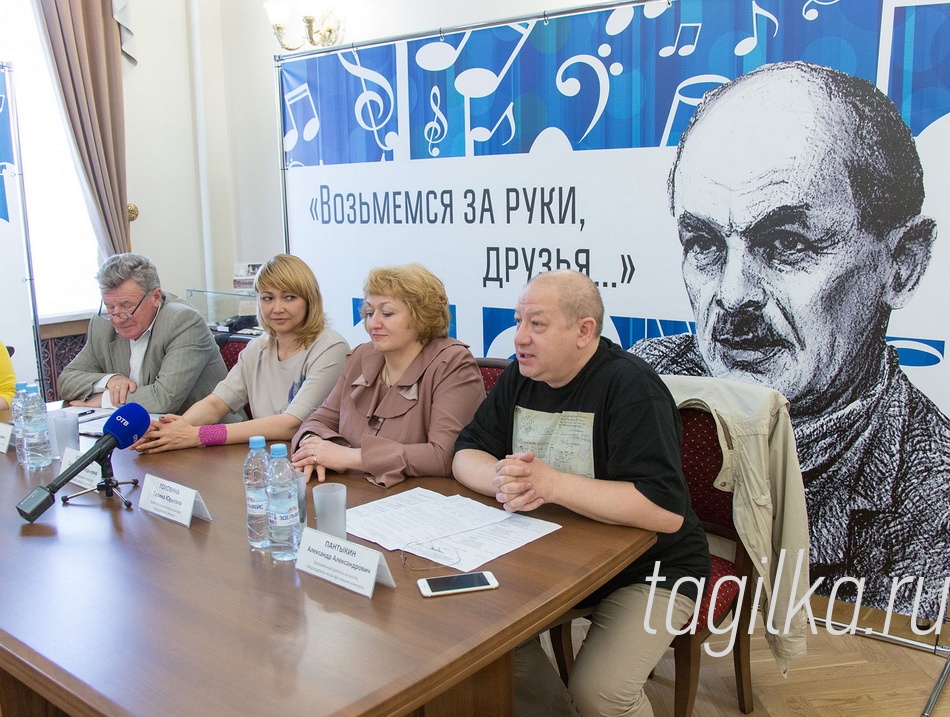 «Возьмемся за руки, друзья…»

Фестиваль «Возьмемся за руки, друзья…» посвящен творчеству Булата Окуджавы, но известный поэт и музыкант в раннем детстве не оказался бы в нашем городе, если бы сюда на работу не направили его отца. И в дань памяти Шалвы Окуджавы в фойе Нижнетагильского драматического театра на время концертной программы сделали небольшую экспозицию: стенды с фотографиями «Мгновенна нашей жизни повесть…», витрина с книгами, скульптурный портрет «Ш.С. Окуджава» В. Ушакова.

Людмила Погодина
Фото Сергея Казанцева