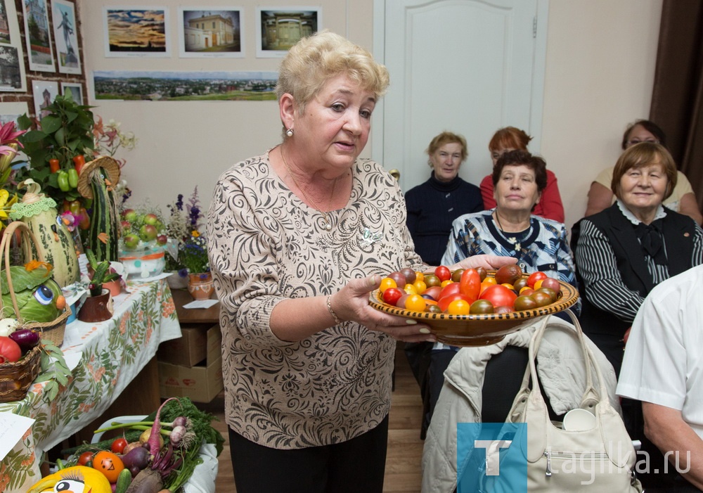 Фруктово-ягодная россыпь в Центре ветеранов. В цветах – душа, и жизнь, и вдохновение!