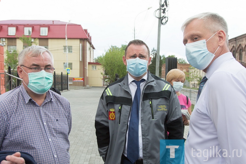 «Я благодарен нашим подрядчикам за то, что те сроки, которые определены контрактами, не срываются, несмотря на то, что история с коронавирусом внесла свои корректировки в жизнь города, - подчеркнул Владислав Пинаев. – Управление городским хозяйством, служба заказчика, вся команда, которая занимается реализацией проекта «Безопасные и качественные автомобильные дороги», очень четко провела подготовительную работу, что позволило нам уже к середине мая получить практически готовый объект на одной из улиц. Я доволен темпами работ и рад, что Нижний Тагил идет в лидерах в осуществлении национального проекта».