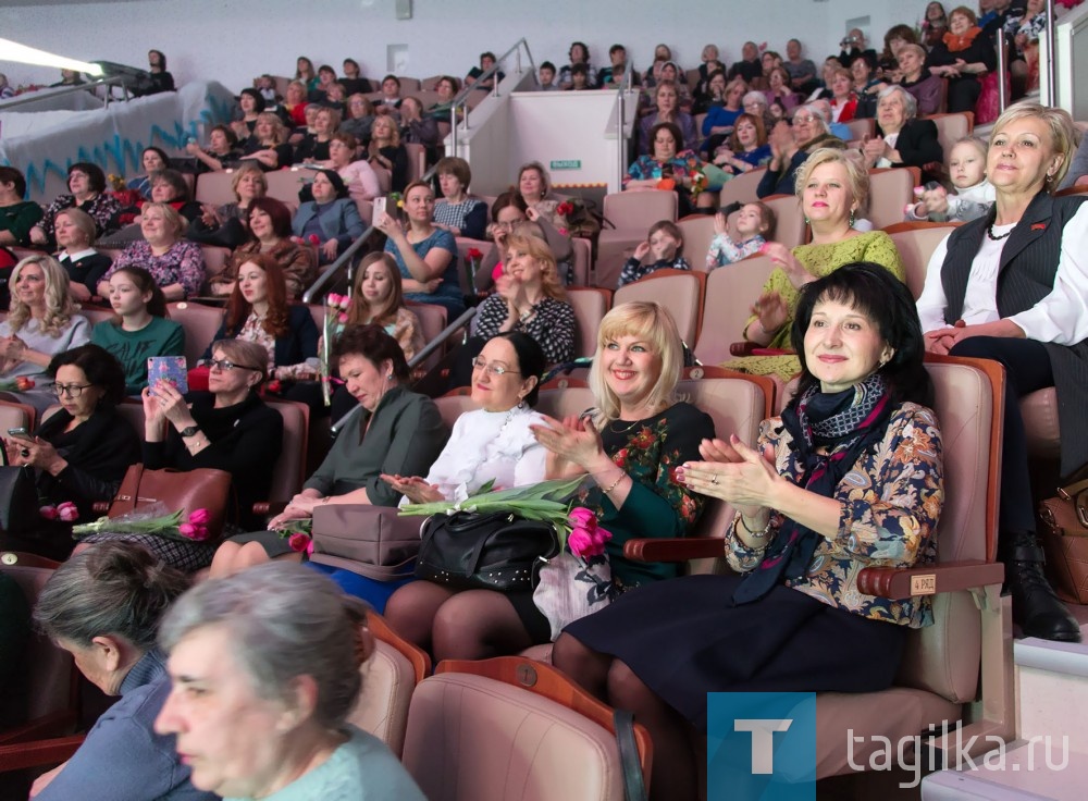 Цветы, улыбки и хорошее настроение! Тагильчанок поздравили с Международным женским днем