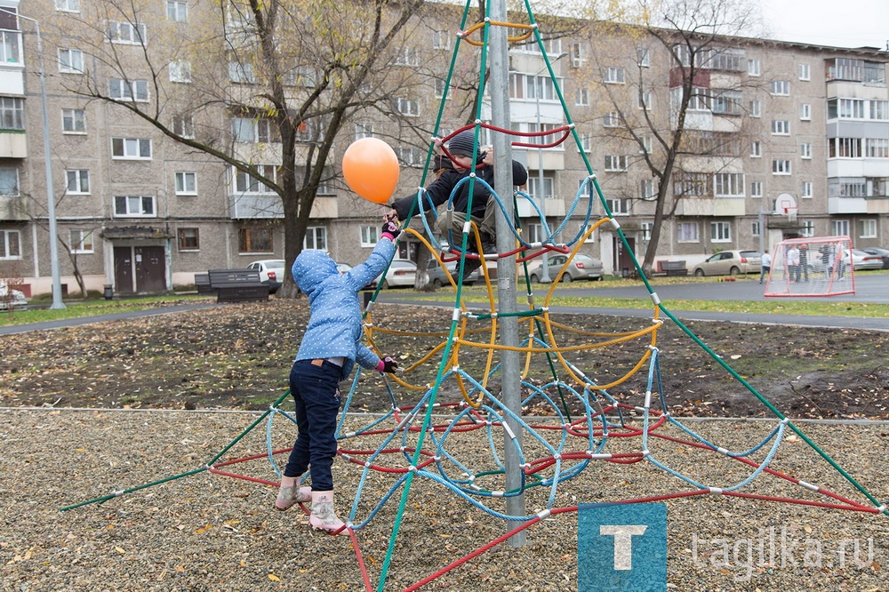 Праздник во дворе на улицах Ермака и Лебяжинской