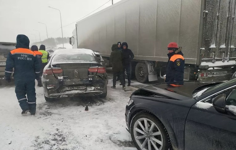 В Свердловской области на трассе из-за непогоды столкнулись 20 автомобилей